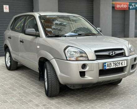Серый Хендай Туксон, объемом двигателя 2 л и пробегом 240 тыс. км за 7500 $, фото 2 на Automoto.ua
