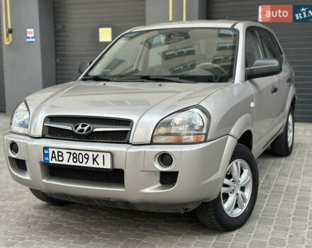 Серый Хендай Туксон, объемом двигателя 2 л и пробегом 240 тыс. км за 7500 $, фото 1 на Automoto.ua