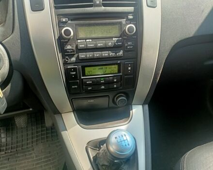 Серый Хендай Туксон, объемом двигателя 2 л и пробегом 257 тыс. км за 9000 $, фото 10 на Automoto.ua