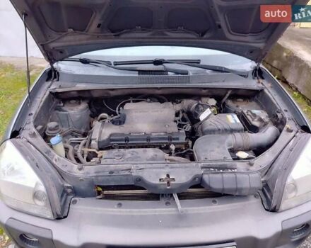 Серый Хендай Туксон, объемом двигателя 1.98 л и пробегом 247 тыс. км за 6200 $, фото 9 на Automoto.ua