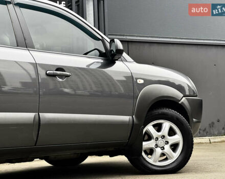 Сірий Хендай Туксон, об'ємом двигуна 2 л та пробігом 213 тис. км за 8500 $, фото 4 на Automoto.ua