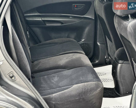 Сірий Хендай Туксон, об'ємом двигуна 2 л та пробігом 213 тис. км за 8500 $, фото 27 на Automoto.ua