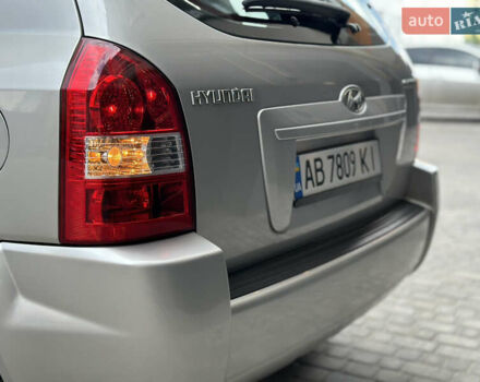 Серый Хендай Туксон, объемом двигателя 2 л и пробегом 240 тыс. км за 7500 $, фото 7 на Automoto.ua