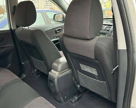 Серый Хендай Туксон, объемом двигателя 1.98 л и пробегом 227 тыс. км за 7700 $, фото 8 на Automoto.ua