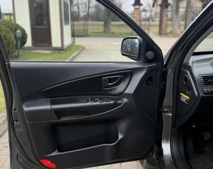 Сірий Хендай Туксон, об'ємом двигуна 2 л та пробігом 187 тис. км за 7700 $, фото 31 на Automoto.ua