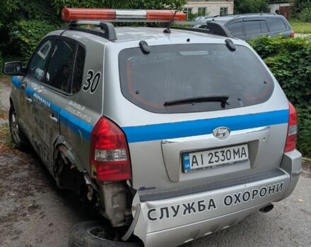 Серый Хендай Туксон, объемом двигателя 2 л и пробегом 220 тыс. км за 2000 $, фото 2 на Automoto.ua