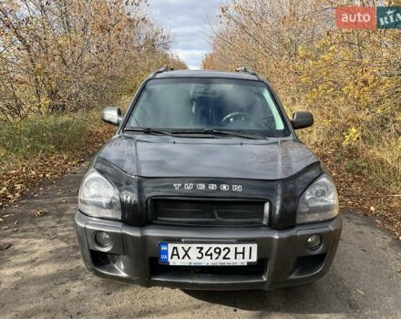 Серый Хендай Туксон, объемом двигателя 1.98 л и пробегом 220 тыс. км за 8500 $, фото 1 на Automoto.ua