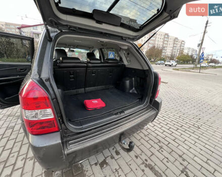 Серый Хендай Туксон, объемом двигателя 2 л и пробегом 210 тыс. км за 7700 $, фото 5 на Automoto.ua