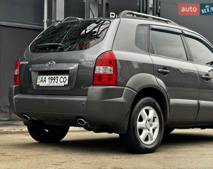Сірий Хендай Туксон, об'ємом двигуна 2 л та пробігом 213 тис. км за 8500 $, фото 3 на Automoto.ua