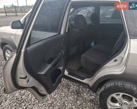 Сірий Хендай Туксон, об'ємом двигуна 1.99 л та пробігом 136 тис. км за 9900 $, фото 6 на Automoto.ua