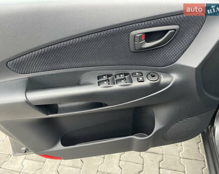 Сірий Хендай Туксон, об'ємом двигуна 2 л та пробігом 172 тис. км за 8550 $, фото 17 на Automoto.ua