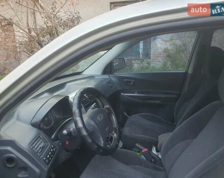 Хендай Туксон 2008 у Тернополі на Automoto.ua Сірий Хендай Туксон, об'ємом двигуна 1.98 л та пробігом 186 тис. км за 6600 $, фото 19 на Automoto.ua