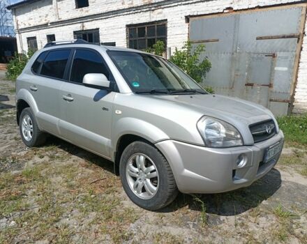 Серый Хендай Туксон, объемом двигателя 2 л и пробегом 257 тыс. км за 9000 $, фото 1 на Automoto.ua