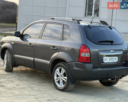 Сірий Хендай Туксон, об'ємом двигуна 1.98 л та пробігом 220 тис. км за 8200 $, фото 4 на Automoto.ua