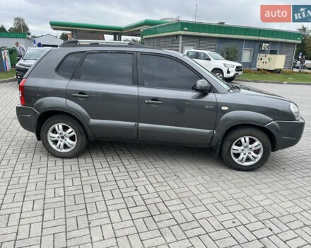Серый Хендай Туксон, объемом двигателя 1.98 л и пробегом 206 тыс. км за 7550 $, фото 3 на Automoto.ua