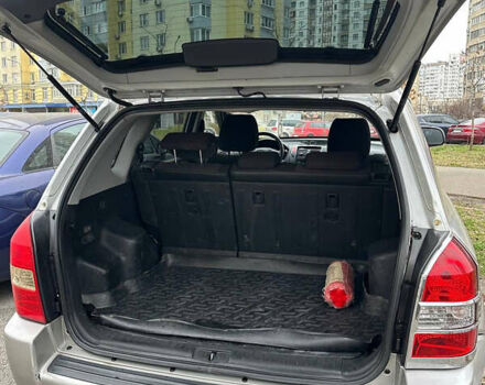 Серый Хендай Туксон, объемом двигателя 1.98 л и пробегом 227 тыс. км за 7700 $, фото 3 на Automoto.ua