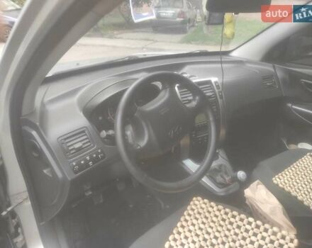 Сірий Хендай Туксон, об'ємом двигуна 2 л та пробігом 216 тис. км за 7000 $, фото 3 на Automoto.ua