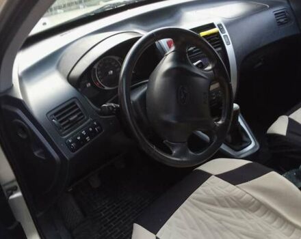 Сірий Хендай Туксон, об'ємом двигуна 1.98 л та пробігом 264 тис. км за 7600 $, фото 4 на Automoto.ua