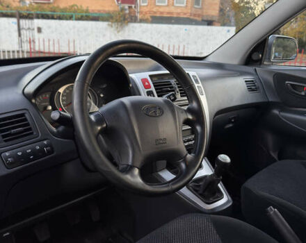 Серый Хендай Туксон, объемом двигателя 1.98 л и пробегом 246 тыс. км за 7500 $, фото 11 на Automoto.ua