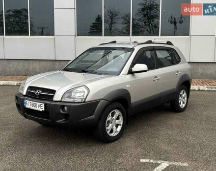 Серый Хендай Туксон, объемом двигателя 2 л и пробегом 263 тыс. км за 7300 $, фото 4 на Automoto.ua