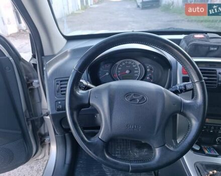 Сірий Хендай Туксон, об'ємом двигуна 1.99 л та пробігом 210 тис. км за 7600 $, фото 1 на Automoto.ua