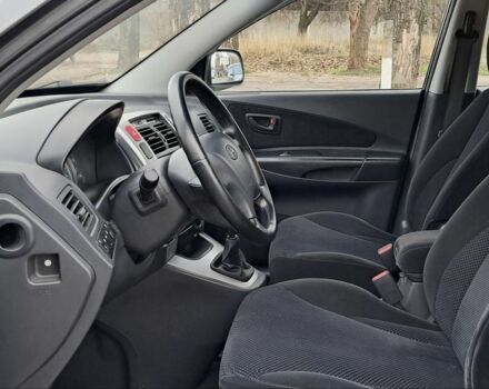 Серый Хендай Туксон, объемом двигателя 2 л и пробегом 95 тыс. км за 8800 $, фото 8 на Automoto.ua