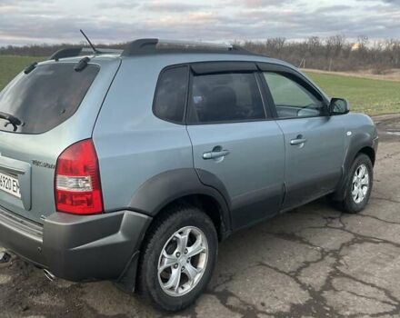 Серый Хендай Туксон, объемом двигателя 1.98 л и пробегом 197 тыс. км за 9800 $, фото 2 на Automoto.ua