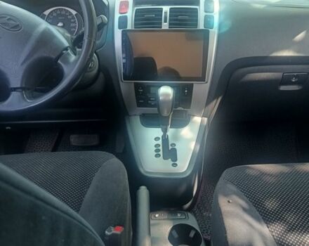 Серый Хендай Туксон, объемом двигателя 2 л и пробегом 220 тыс. км за 8200 $, фото 4 на Automoto.ua