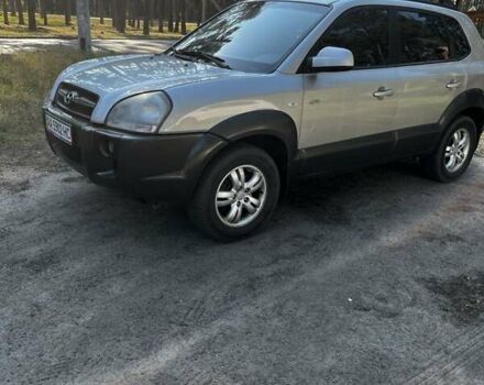 Сірий Хендай Туксон, об'ємом двигуна 2 л та пробігом 370 тис. км за 7500 $, фото 4 на Automoto.ua