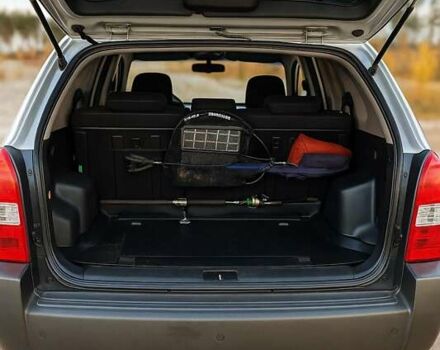 Серый Хендай Туксон, объемом двигателя 1.99 л и пробегом 330 тыс. км за 7300 $, фото 5 на Automoto.ua