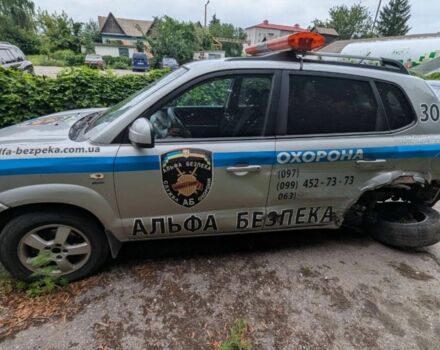 Серый Хендай Туксон, объемом двигателя 2 л и пробегом 220 тыс. км за 2000 $, фото 4 на Automoto.ua