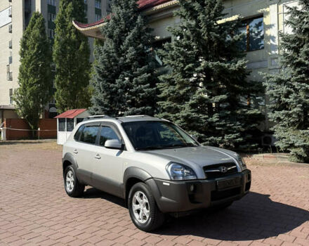 Серый Хендай Туксон, объемом двигателя 2 л и пробегом 198 тыс. км за 8900 $, фото 9 на Automoto.ua