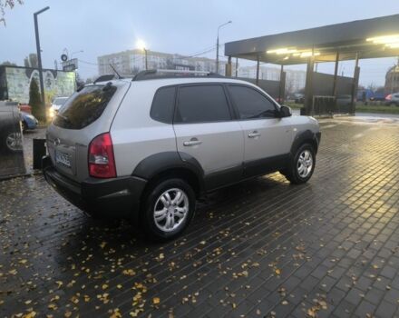 Сірий Хендай Туксон, об'ємом двигуна 2 л та пробігом 215 тис. км за 7750 $, фото 2 на Automoto.ua