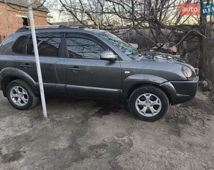 Серый Хендай Туксон, объемом двигателя 2 л и пробегом 197 тыс. км за 8700 $, фото 8 на Automoto.ua