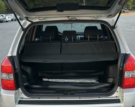 Серый Хендай Туксон, объемом двигателя 1.98 л и пробегом 198 тыс. км за 13000 $, фото 12 на Automoto.ua