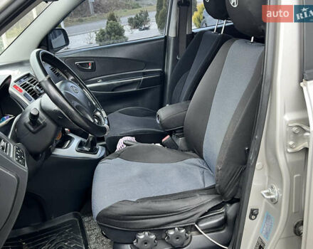 Серый Хендай Туксон, объемом двигателя 2 л и пробегом 176 тыс. км за 8300 $, фото 18 на Automoto.ua