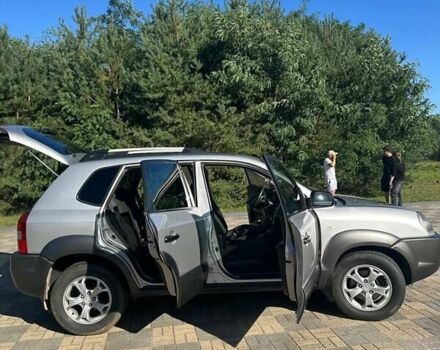 Серый Хендай Туксон, объемом двигателя 1.99 л и пробегом 255 тыс. км за 5800 $, фото 14 на Automoto.ua