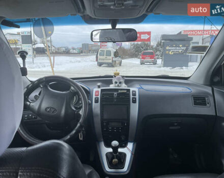Серый Хендай Туксон, объемом двигателя 1.99 л и пробегом 235 тыс. км за 7700 $, фото 3 на Automoto.ua