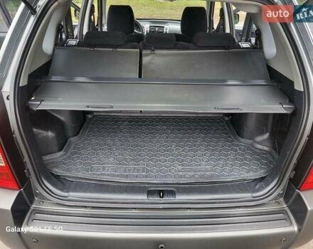 Серый Хендай Туксон, объемом двигателя 1.99 л и пробегом 302 тыс. км за 9300 $, фото 11 на Automoto.ua