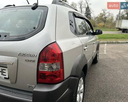 Серый Хендай Туксон, объемом двигателя 2 л и пробегом 263 тыс. км за 7300 $, фото 17 на Automoto.ua