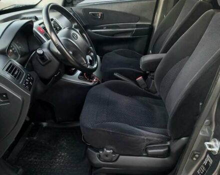 Серый Хендай Туксон, объемом двигателя 1.99 л и пробегом 207 тыс. км за 8000 $, фото 13 на Automoto.ua