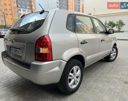 Серый Хендай Туксон, объемом двигателя 2 л и пробегом 240 тыс. км за 7500 $, фото 6 на Automoto.ua