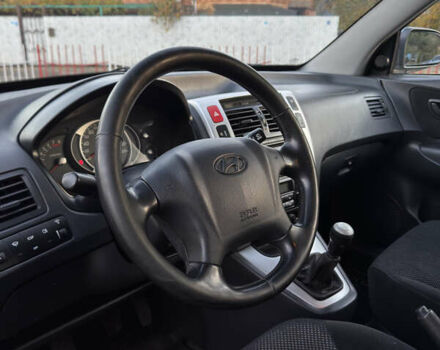 Серый Хендай Туксон, объемом двигателя 1.98 л и пробегом 246 тыс. км за 7500 $, фото 12 на Automoto.ua