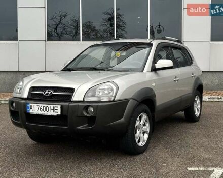Серый Хендай Туксон, объемом двигателя 2 л и пробегом 263 тыс. км за 7300 $, фото 3 на Automoto.ua