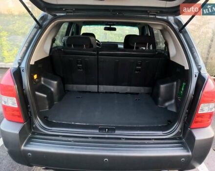 Серый Хендай Туксон, объемом двигателя 2 л и пробегом 207 тыс. км за 8000 $, фото 2 на Automoto.ua