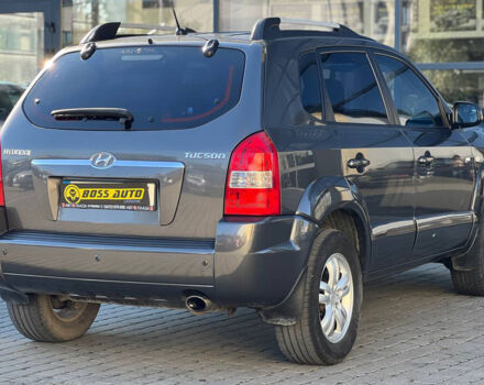 Сірий Хендай Туксон, об'ємом двигуна 2 л та пробігом 195 тис. км за 8300 $, фото 5 на Automoto.ua