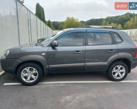 Серый Хендай Туксон, объемом двигателя 2 л и пробегом 207 тыс. км за 8000 $, фото 6 на Automoto.ua