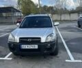 Сірий Хендай Туксон, об'ємом двигуна 1.98 л та пробігом 413 тис. км за 7300 $, фото 1 на Automoto.ua