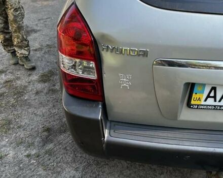 Сірий Хендай Туксон, об'ємом двигуна 2 л та пробігом 370 тис. км за 7500 $, фото 2 на Automoto.ua