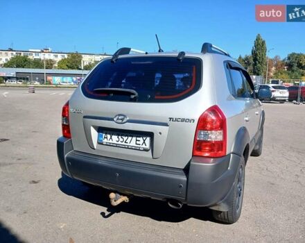 Хендай Туксон 2008 у Полтаві на Automoto.ua Сірий Хендай Туксон, об'ємом двигуна 2 л та пробігом 222 тис. км за 7200 $, фото 9 на Automoto.ua